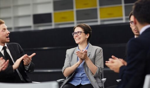 راه های ترغیب مشتریان برای عضویت از طریق ارسال پیامک - استفاده از مشتریان موجود به نفع خود - بهترین استفاده از راه های ارتباطی مشتریان با پیامک - مطمن باشید که مشترکین از مزایای عضویت آگاه می شوند - ترغیب مشتریان برای استفاده از سامانه پیامک - ترغیب مشتریان برای ارسال از پنل sms